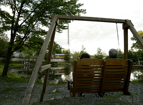Détente sur une balançoire banc au bord du lac
